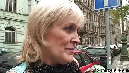 Мускуларният любовник забавлява момичетата porni klipove в банята