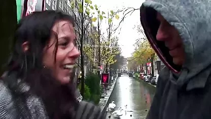 Кръстена жена се seksi video klipove забавлява с млад чистач на басейн