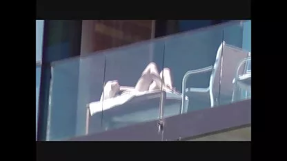 Младата двойка обича да се отпуска видео секс клипове с помощта на секса