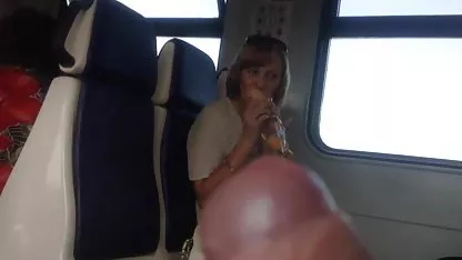 Момиче на повикване се прецаква във seks клипове всички дупки без никакви проблеми ...