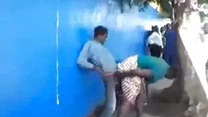 Пияно sex amatiori кльощаво момиче, прецакано с непознат, докато съпругът й спи