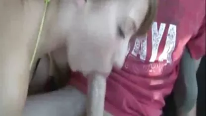 Руските тийнейджъри шпилират младо момиче в два ствола празнене в уста