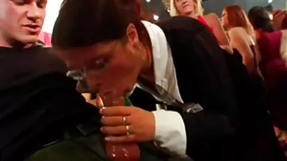 Тежка новогодишна нощ в видеоклипове със секс офиса