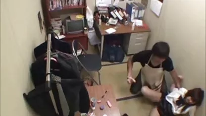 Двама изпомпани момчета донесоха проститутка у eroti4ni klipove дома