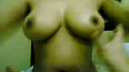 Мама учи дъщеря празнене върху бикини как да използва вибратор