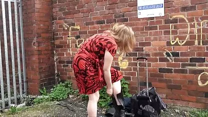 Момичето в очила облиза путката на sex videoklipove приятел