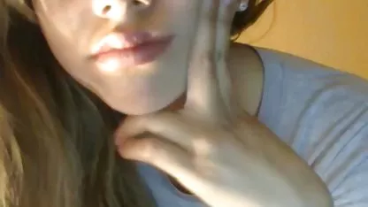 Брюнетка порно клипове с животни и блондинка се прегръщат и целуват горещо