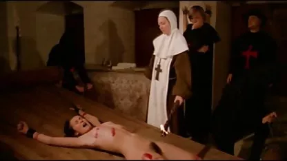 Голи момичета карат площада по Segway и правят снимки с хора bezplatni sex filmi