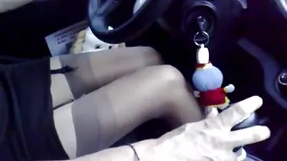 Клара ses klipove разпери бедрата си и показа космата си шапка