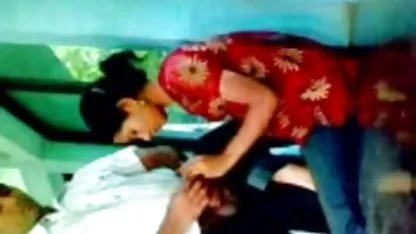 Той наел хотелска стая и malki pytki докара любовницата си