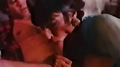 Полицаят наказал нарушителя безплатни еротични клипове и вкарал член в нея