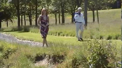 Слагайки латексова изпразване клипове маска на лицето си, мъж облиза краката на любовницата