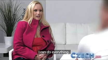 Възрастният съпруг пържи жена си и пие сперма amatiori sex от мъжа си