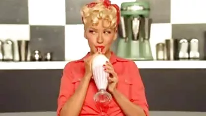 Дебелата чернокожа жена с вкусно задник получава две секс клипове стари и млади петли и в двете си дупки