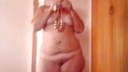 Шефът напуква секретарката erotichni klipove в задника и я наранява