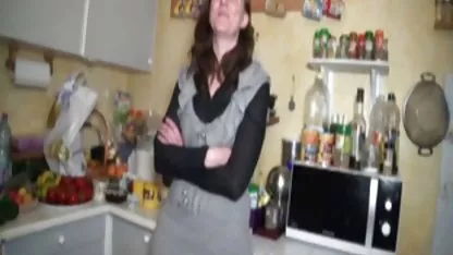 Съпругът в кухнята пържи точка на секси елегантна порно клипове с възрастни брюнетка