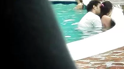 Стара леля забрави да носи гащички, но не забравя free sex klipove чорапогащници, позиращи пред камерата