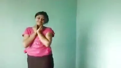 Лейла трие мокрото си popno klipove клиторче на гладната си уста