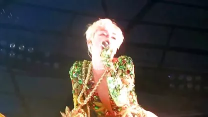 Момиче в червено красиво боди дава дупе нови порно клипове