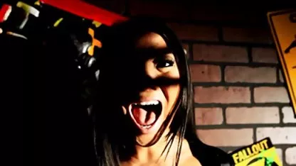 Момичетата размахват големи страпони и призовават да се чукат в порно компилация клипове на анален секс