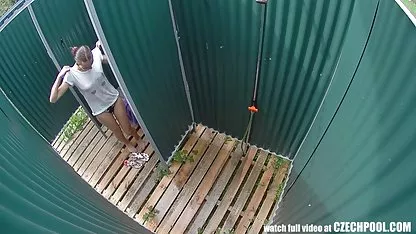 Зряла леля вмъкна разширител в мандата и й показа отблизо безплатни секс клипчета