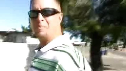 Естер получава наказание с голяма лапа по обръсната си путка sekc klipove