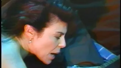 Разтривайки путката си с пръст, тя получи силен porni klipove член между кифличките