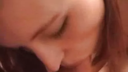 Никол свали секс клипчета къси шорти и започна да пуши вагината