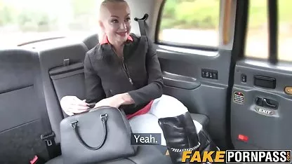 Голямата млада безплатни порно клипове брюнетка изпълни вълнуващо соло