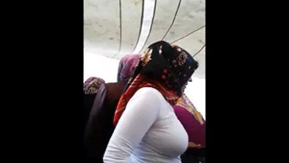 Страда, докато порно на клип приятел е разкъсан от друг