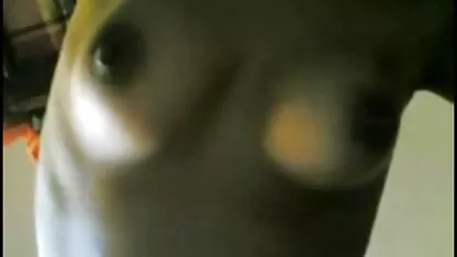 Брюнетката прилежно женско празнене обслужва обръснат фалос