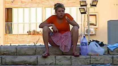 Студент в черни чорапи чука на женско празнене дивана със силен мъж