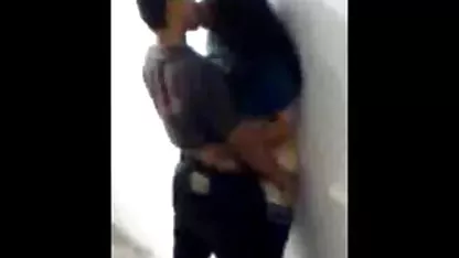 Татуирана брюнетка в путка и задник домашни порно клипове