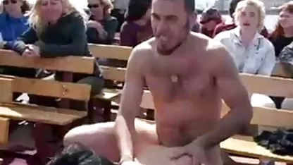 Горещата уличница служи за порно секс видео клип дългия фалос на брутален приятел