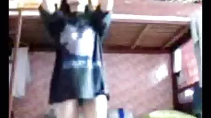 Зрялата леля, разперила краката си, блести путка и ebane na lelki призовава мъжа си да прави секс