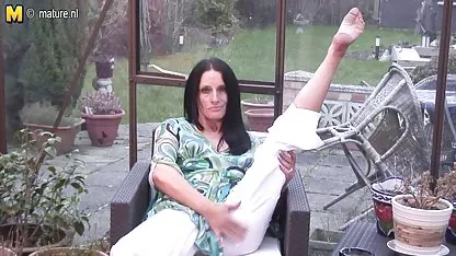 Мускулест мъж доминира дребната брюнетка, правейки порно клипове секс я смучене петел