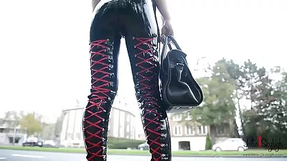 Кльощавата мадама транс сексуално безплатни секс клипчета гали хуя си