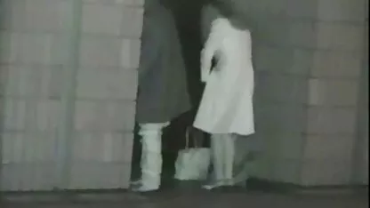 Възрастната жена си прави вагинален svirki klipove фистинг