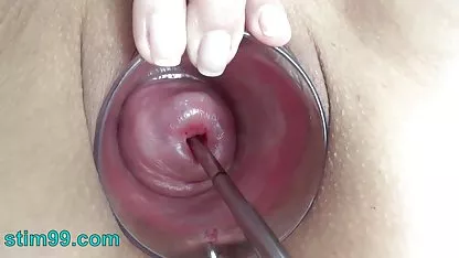 Един човек чука кльощав poro klipove анален и тя показва голяма дупка в задника