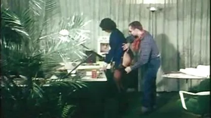 Небръснато дете отпуска член на аналната дупка на клипове на анален секс брюнетката.