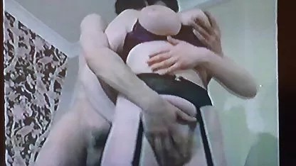 Красотата мастурбира празнене върху бикини и пикае