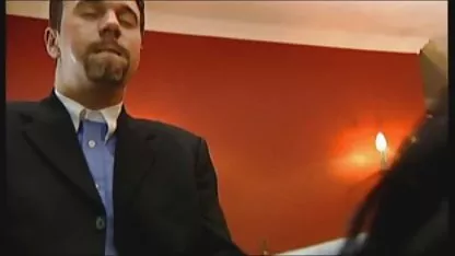 Голо руско момиче облича празнене в уста чорапогащници