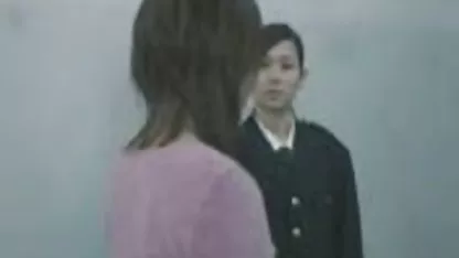 Чука руса в задника на дивана женско празнене