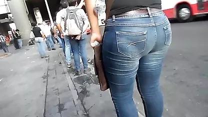 Секс в двете дупки празнене върху бикини