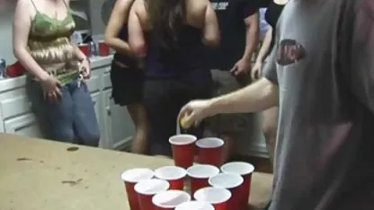 Красивото момиче се прецаква от amatiori sex нов колега