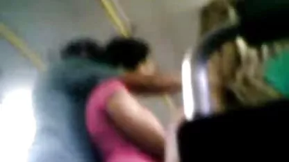 Момиче получава луксозен женско празнене спрей оргазъм