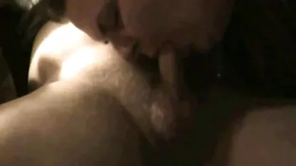 Мъж клипчета порно излетя в първия човек, като хуй хуй го смуче