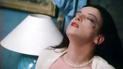 Момиче седи klipove xxl на лицето на покорния пич на лицето